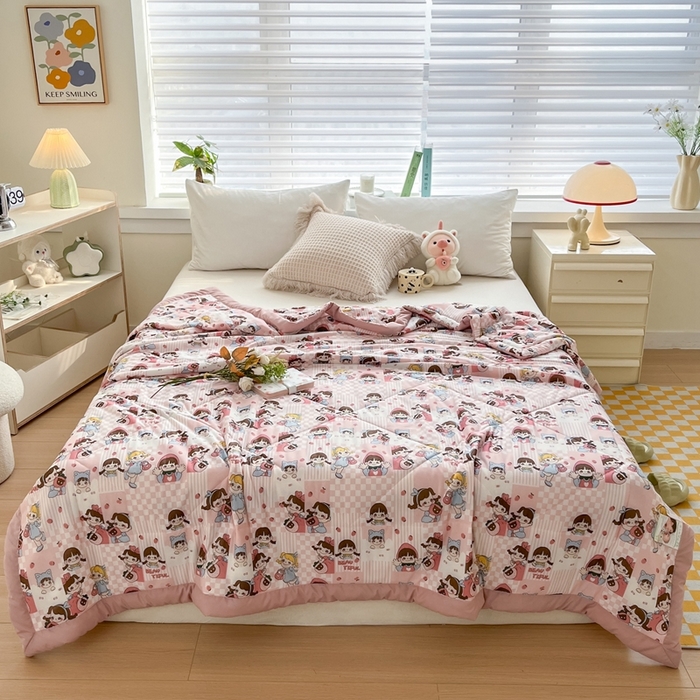 91家纺网 家纺一手货源 找家纺 帕拉美拉 2026新款A类印花冰凉丝凉感丝手包大宽边夏被 不二女孩