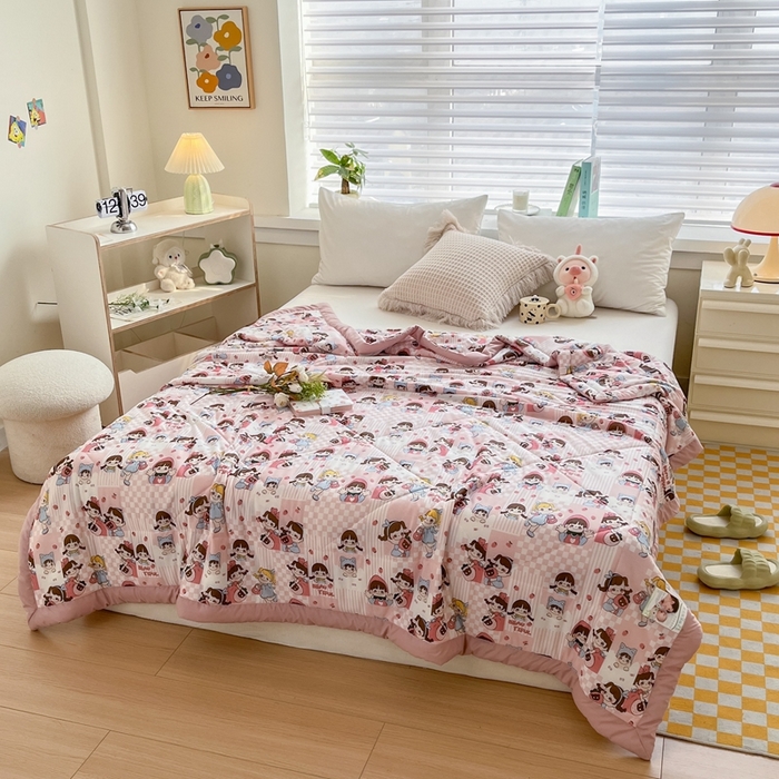 91家纺网 家纺一手货源 找家纺 帕拉美拉 2026新款A类印花冰凉丝凉感丝手包大宽边夏被 不二女孩