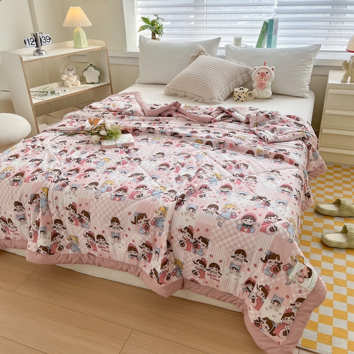 91家纺网 家纺一手货源 找家纺 帕拉美拉 2026新款A类印花冰凉丝凉感丝手包大宽边夏被 不二女孩