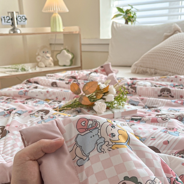 91家纺网 家纺一手货源 找家纺 帕拉美拉 2026新款A类印花冰凉丝凉感丝手包大宽边夏被 不二女孩