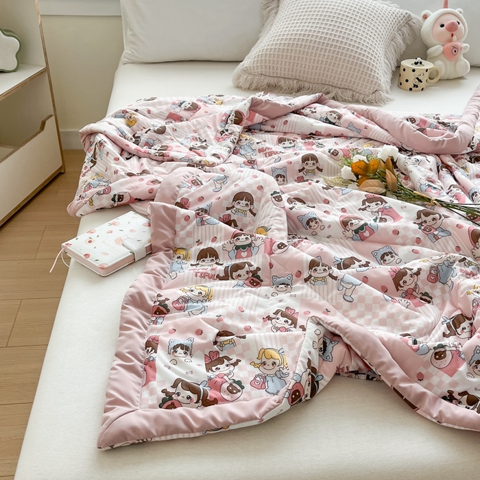 91家纺网 家纺一手货源 找家纺 帕拉美拉 2026新款A类印花冰凉丝凉感丝手包大宽边夏被 不二女孩