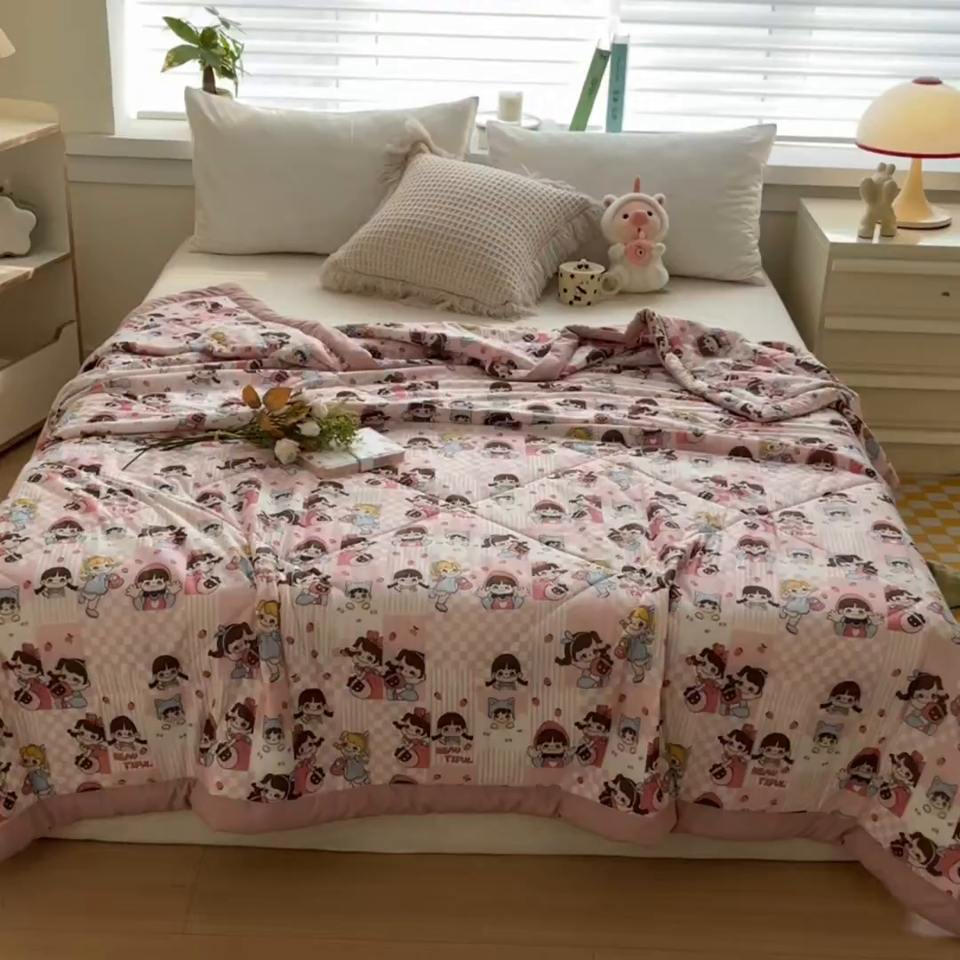 91家纺网 家纺一手货源 找家纺 帕拉美拉 2026新款A类印花冰凉丝凉感丝手包大宽边夏被 不二女孩