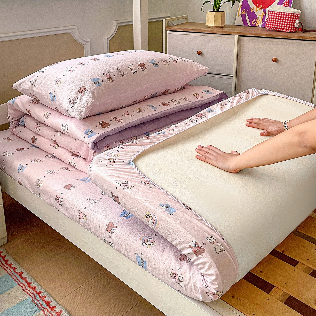 91家纺网 家纺一手货源 找家纺 纽缦家纺 2026新款云感提花双层纱学生床韩版床单床笠三四件套 动物游园