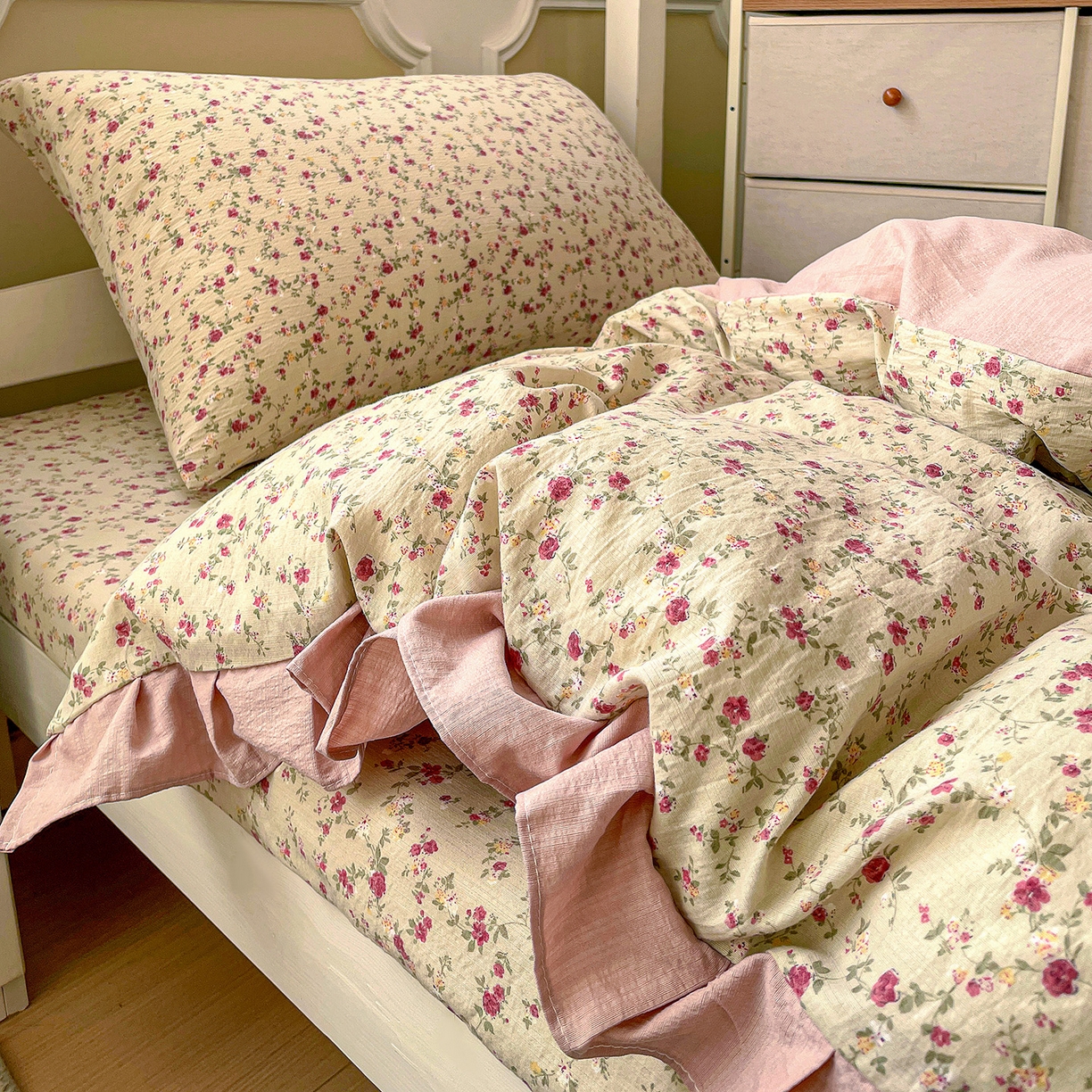 91家纺网 家纺一手货源 找家纺 纽缦家纺 2026新款云感提花双层纱学生床韩版床单床笠三四件套 见花则喜