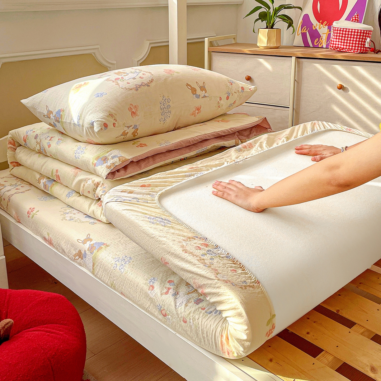 91家纺网 家纺一手货源 找家纺 纽缦家纺 2026新款云感提花双层纱学生床韩版床单床笠三四件套 镜子里的兔