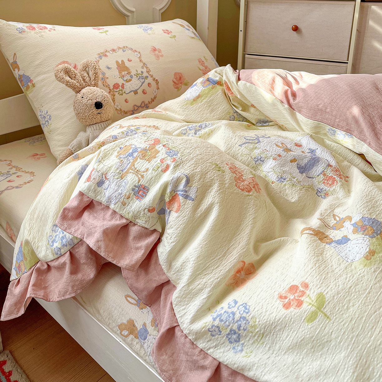 91家纺网 家纺一手货源 找家纺 纽缦家纺 2026新款云感提花双层纱学生床韩版床单床笠三四件套 镜子里的兔