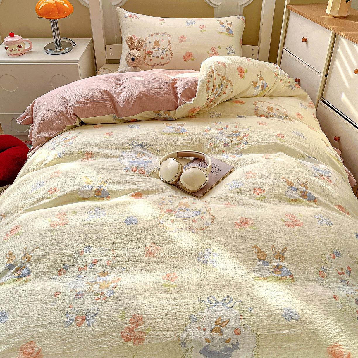 91家纺网 家纺一手货源 找家纺 纽缦家纺 2026新款云感提花双层纱学生床韩版床单床笠三四件套 镜子里的兔