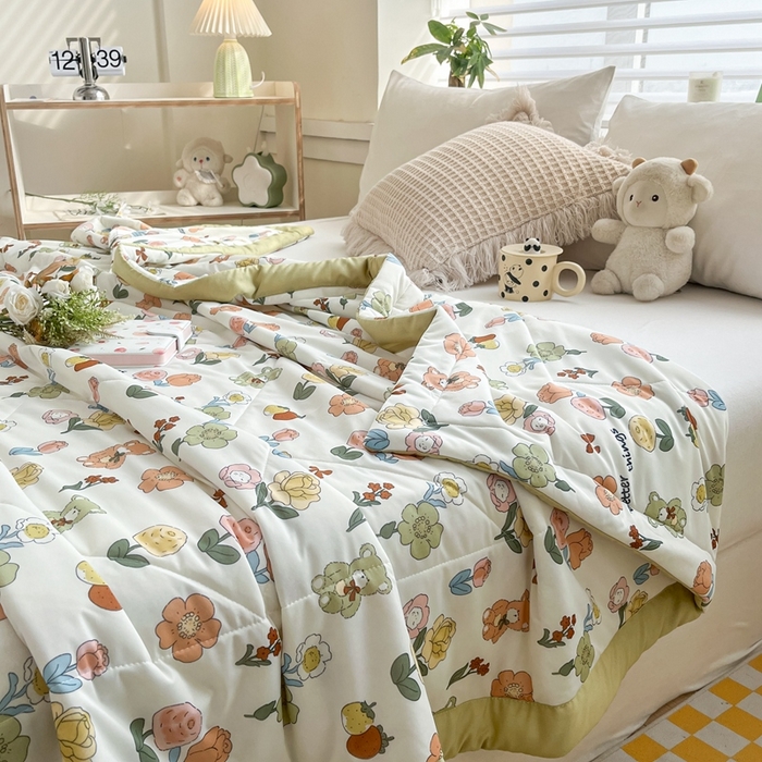 91家纺网 家纺一手货源 找家纺 帕拉美拉 2026新款A类印花冰凉丝凉感丝手包大宽边夏被 贩卖蜜糖