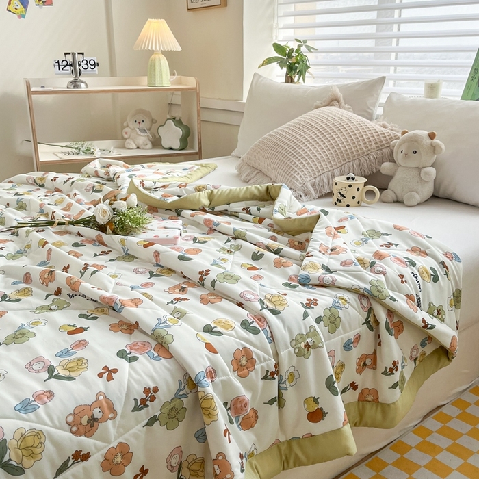 91家纺网 家纺一手货源 找家纺 帕拉美拉 2026新款A类印花冰凉丝凉感丝手包大宽边夏被 贩卖蜜糖