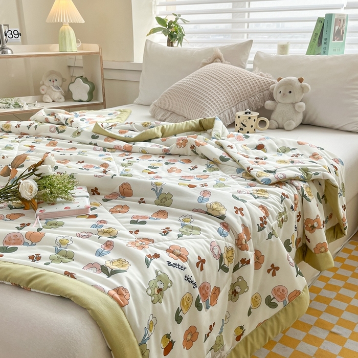 91家纺网 家纺一手货源 找家纺 帕拉美拉 2026新款A类印花冰凉丝凉感丝手包大宽边夏被 贩卖蜜糖