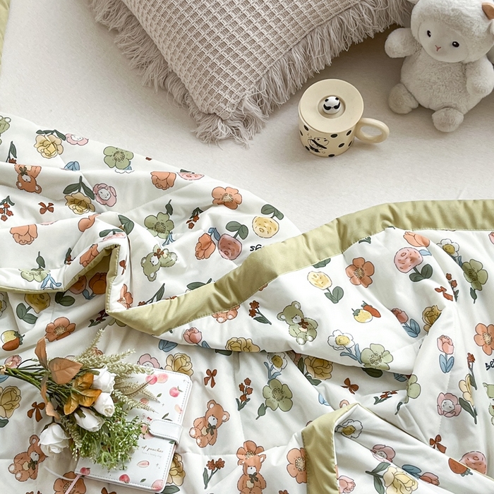 91家纺网 家纺一手货源 找家纺 帕拉美拉 2026新款A类印花冰凉丝凉感丝手包大宽边夏被 贩卖蜜糖