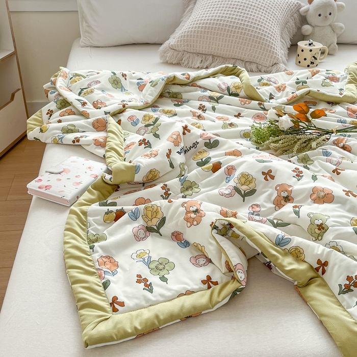 91家纺网 家纺一手货源 找家纺 帕拉美拉 2026新款A类印花冰凉丝凉感丝手包大宽边夏被 贩卖蜜糖