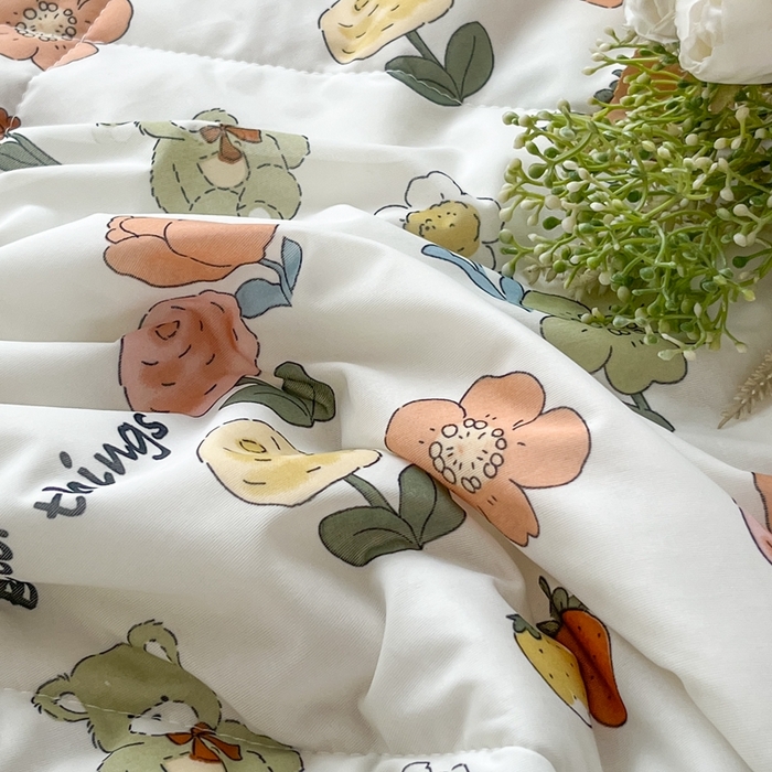 91家纺网 家纺一手货源 找家纺 帕拉美拉 2026新款A类印花冰凉丝凉感丝手包大宽边夏被 贩卖蜜糖