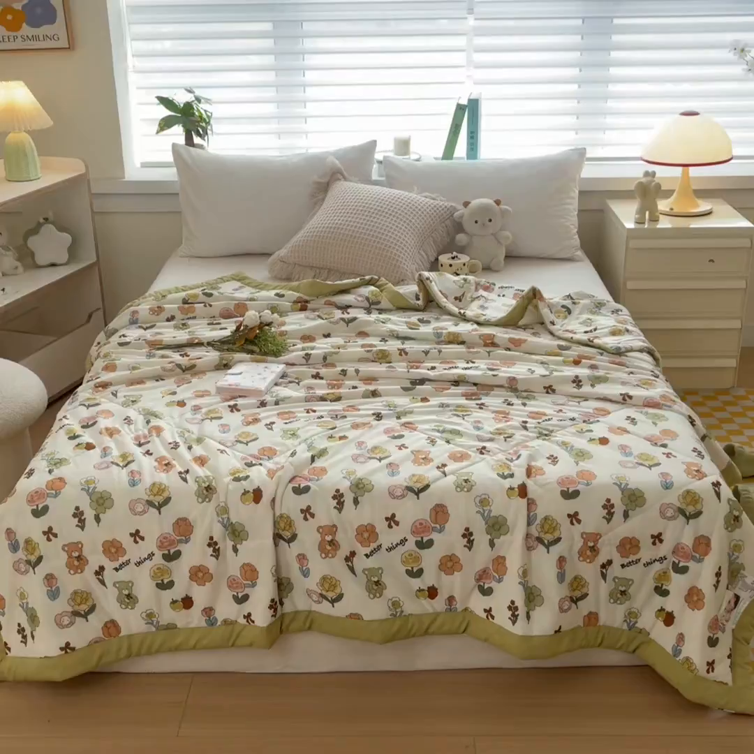 91家纺网 家纺一手货源 找家纺 帕拉美拉 2026新款A类印花冰凉丝凉感丝手包大宽边夏被 贩卖蜜糖