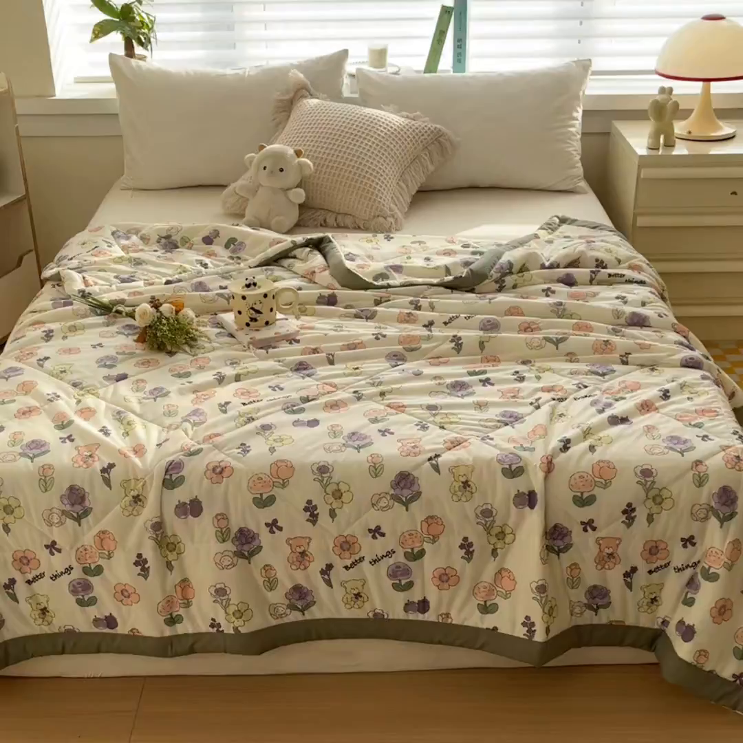 91家纺网 家纺一手货源 找家纺 帕拉美拉 2026新款A类印花冰凉丝凉感丝手包大宽边夏被 贩卖蜜糖-粉