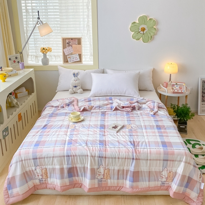 91家纺网 家纺一手货源 找家纺 帕拉美拉 2026新款A类印花冰凉丝凉感丝手包大宽边夏被 粉紫格