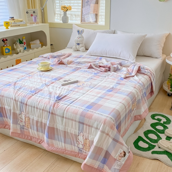 91家纺网 家纺一手货源 找家纺 帕拉美拉 2026新款A类印花冰凉丝凉感丝手包大宽边夏被 粉紫格