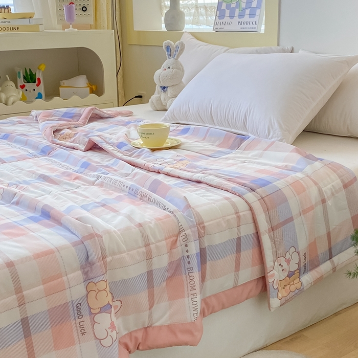 91家纺网 家纺一手货源 找家纺 帕拉美拉 2026新款A类印花冰凉丝凉感丝手包大宽边夏被 粉紫格