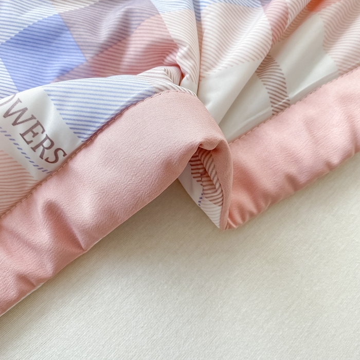 91家纺网 家纺一手货源 找家纺 帕拉美拉 2026新款A类印花冰凉丝凉感丝手包大宽边夏被 粉紫格