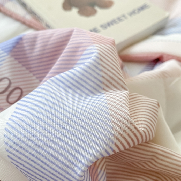 91家纺网 家纺一手货源 找家纺 帕拉美拉 2026新款A类印花冰凉丝凉感丝手包大宽边夏被 粉紫格