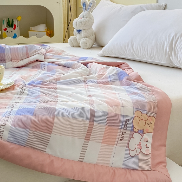 91家纺网 家纺一手货源 找家纺 帕拉美拉 2026新款A类印花冰凉丝凉感丝手包大宽边夏被 粉紫格