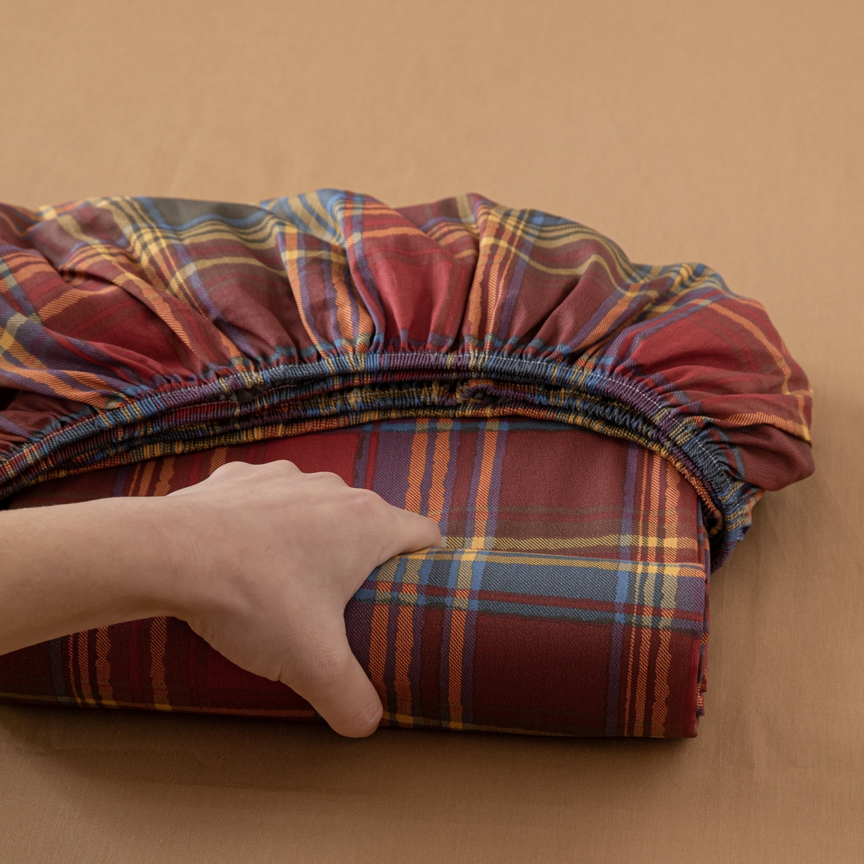 91家纺网 家纺一手货源 找家纺 简宜家居（朝初家纺） 2026新款40支13070全棉简约格子系列A版床笠 英伦-炽焰红