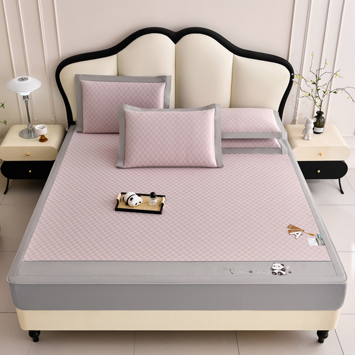 91家纺网 家纺一手货源 找家纺 小牛席业 2026新款棋盘格-熊猫凉感冰丝席凉席席子系列（床笠款） 粉色