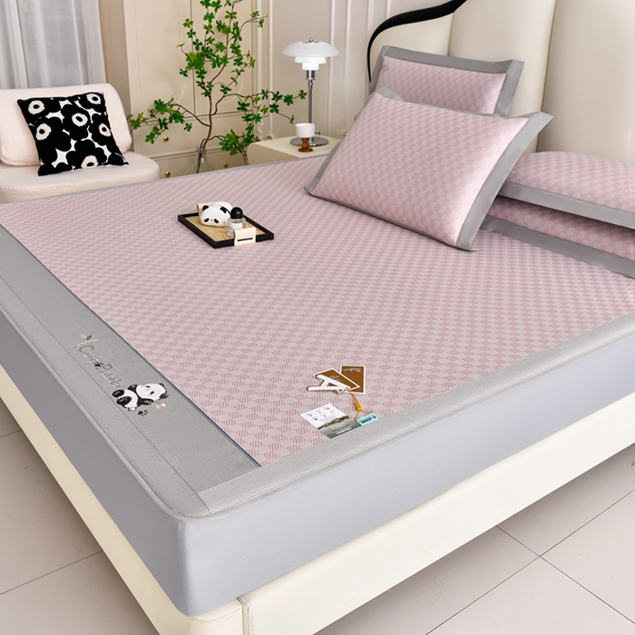 91家纺网 家纺一手货源 找家纺 小牛席业 2026新款棋盘格-熊猫凉感冰丝席凉席席子系列（床笠款） 粉色