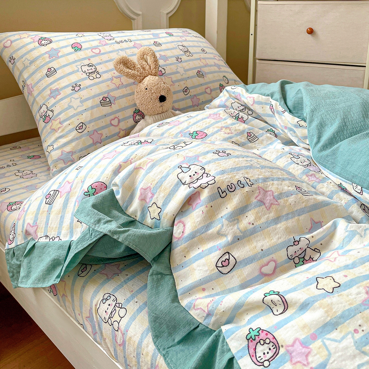 91家纺网 家纺一手货源 找家纺 纽缦家纺 2026新款云感提花双层纱学生床韩版床单床笠三四件套 切块草莓猫