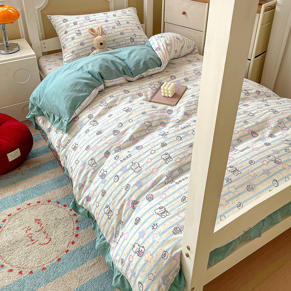 91家纺网 家纺一手货源 找家纺 纽缦家纺 2026新款云感提花双层纱学生床韩版床单床笠三四件套 切块草莓猫