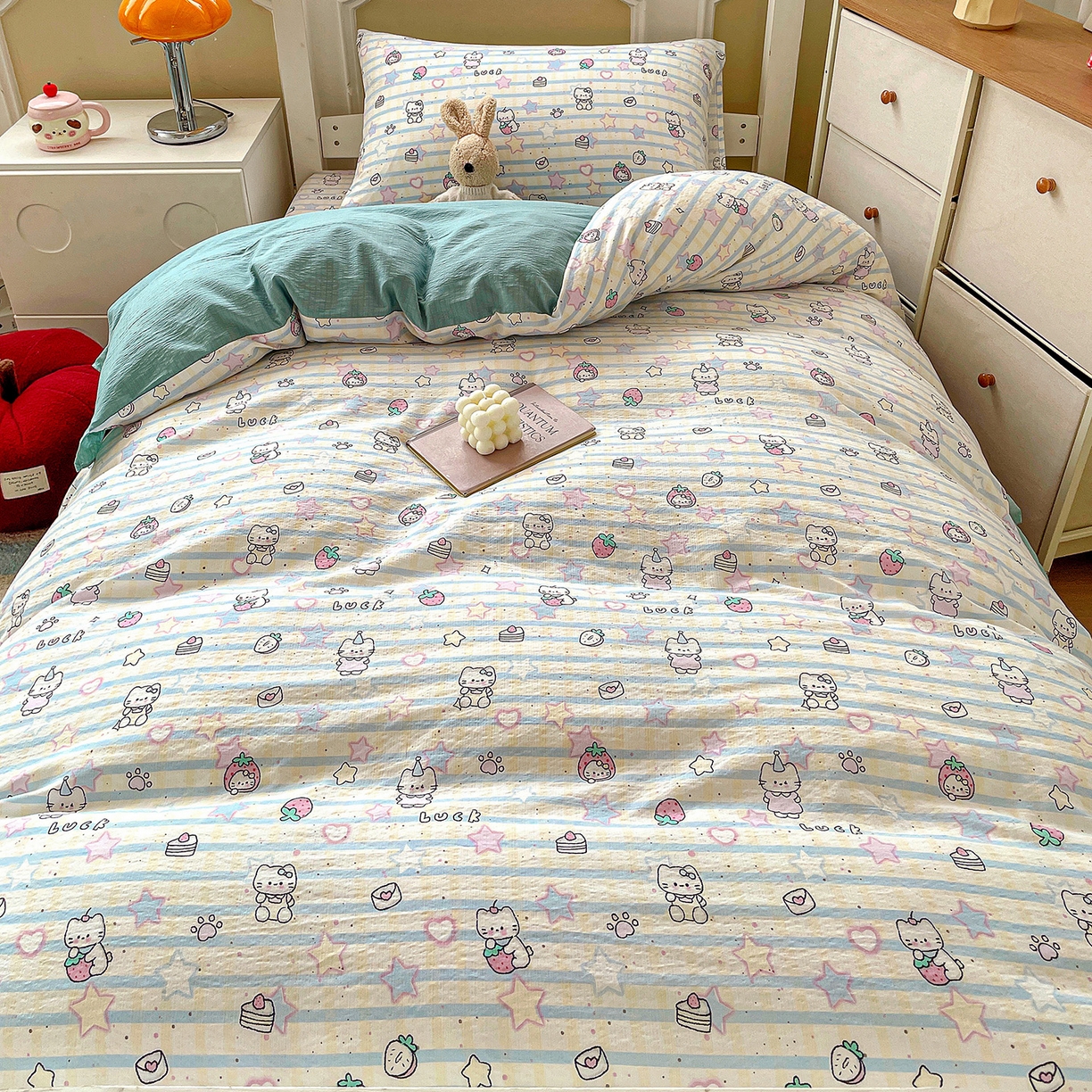 91家纺网 家纺一手货源 找家纺 纽缦家纺 2026新款云感提花双层纱学生床韩版床单床笠三四件套 切块草莓猫