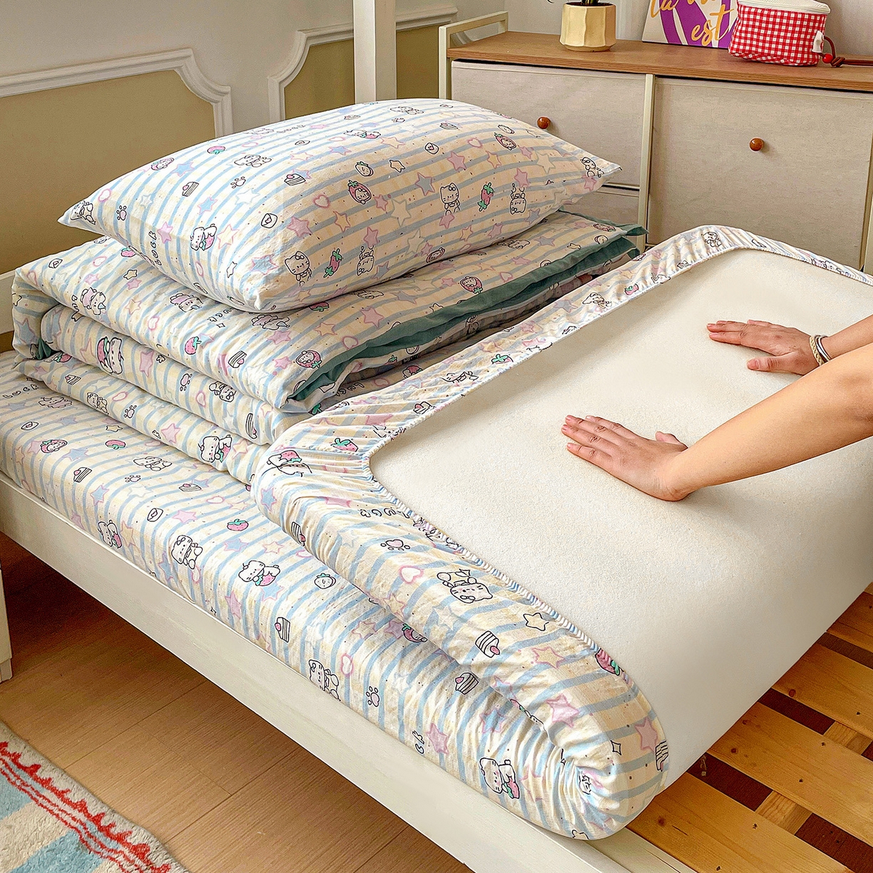 91家纺网 家纺一手货源 找家纺 纽缦家纺 2026新款云感提花双层纱学生床韩版床单床笠三四件套 切块草莓猫