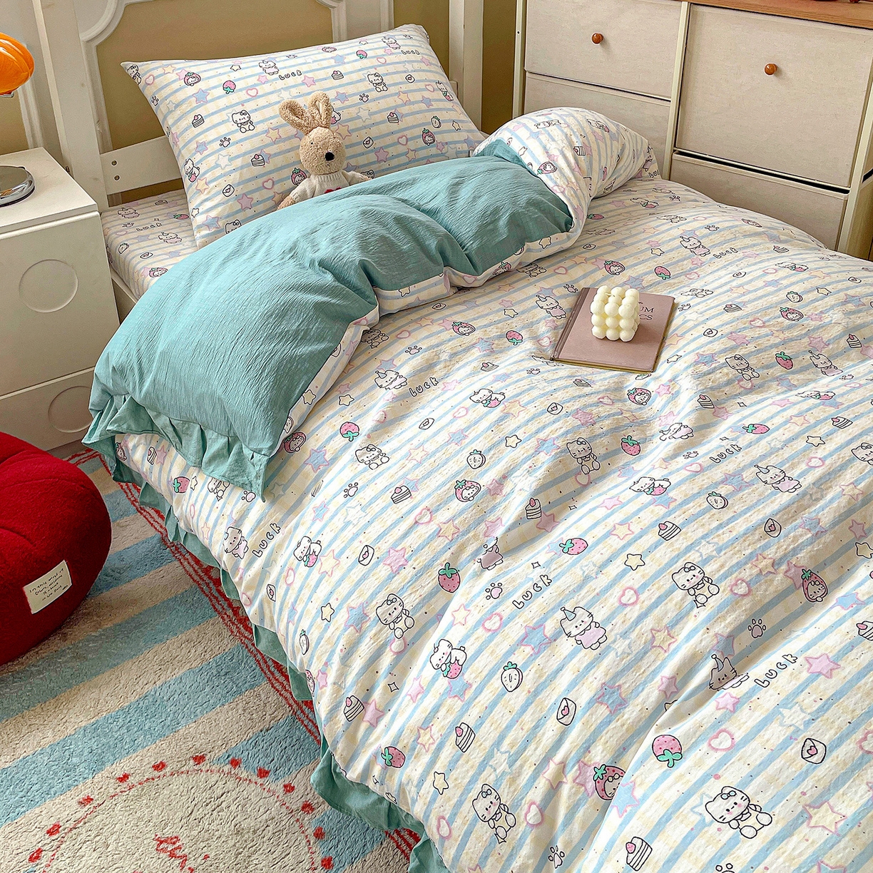 91家纺网 家纺一手货源 找家纺 纽缦家纺 2026新款云感提花双层纱学生床韩版床单床笠三四件套 切块草莓猫