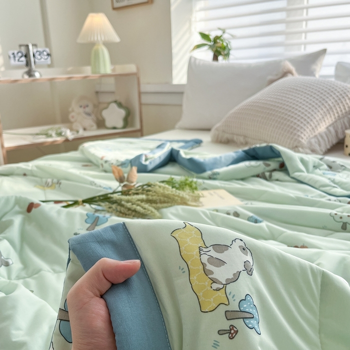 91家纺网 家纺一手货源 找家纺 帕拉美拉 2026新款A类印花冰凉丝凉感丝手包大宽边夏被 可爱奶狗