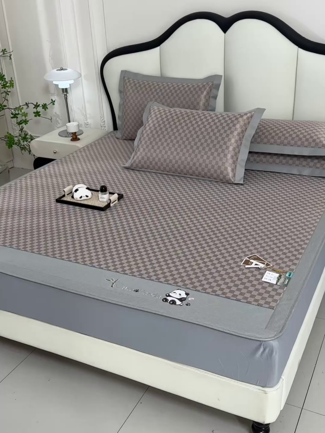 91家纺网 家纺一手货源 找家纺 小牛席业 2026新款棋盘格-熊猫凉感冰丝席凉席席子系列（床笠款） 咖色