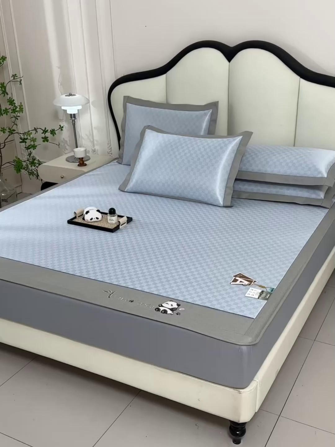 91家纺网 家纺一手货源 找家纺 小牛席业 2026新款棋盘格-熊猫凉感冰丝席凉席席子系列（床笠款） 蓝色