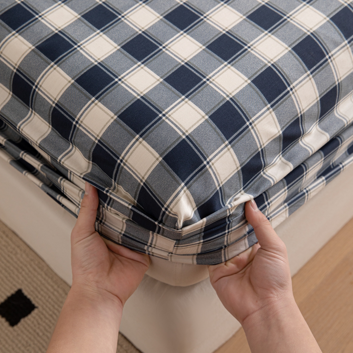 91家纺网 家纺一手货源 找家纺 简宜家居（朝初家纺） 2026新款40支13070全棉简约格子系列A版床笠 藏青学院