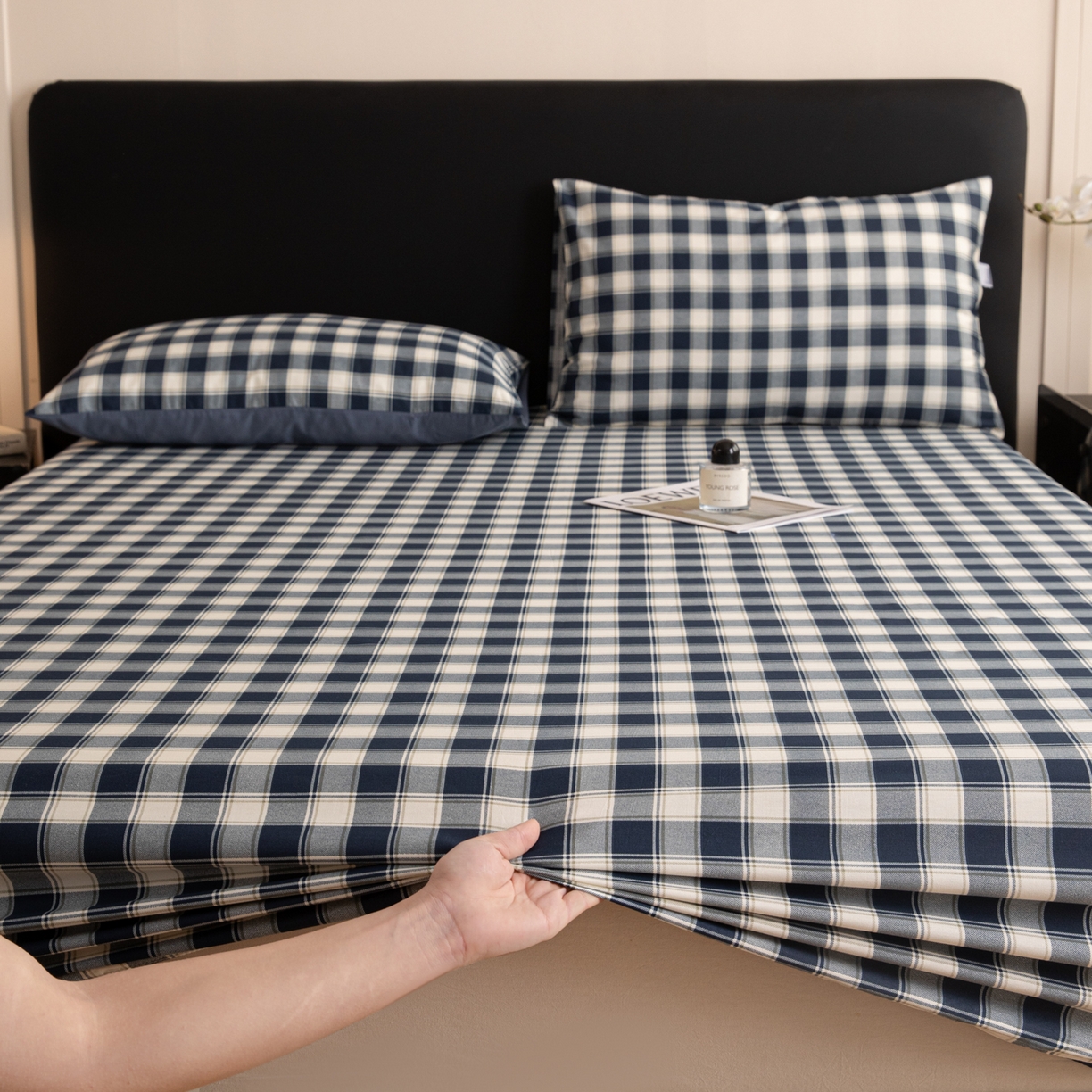 91家纺网 家纺一手货源 找家纺 简宜家居（朝初家纺） 2026新款40支13070全棉简约格子系列A版床笠 藏青学院