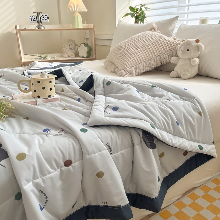 91家纺网 家纺一手货源 找家纺 帕拉美拉 2026新款A类印花冰凉丝凉感丝手包大宽边夏被 酷酷猫