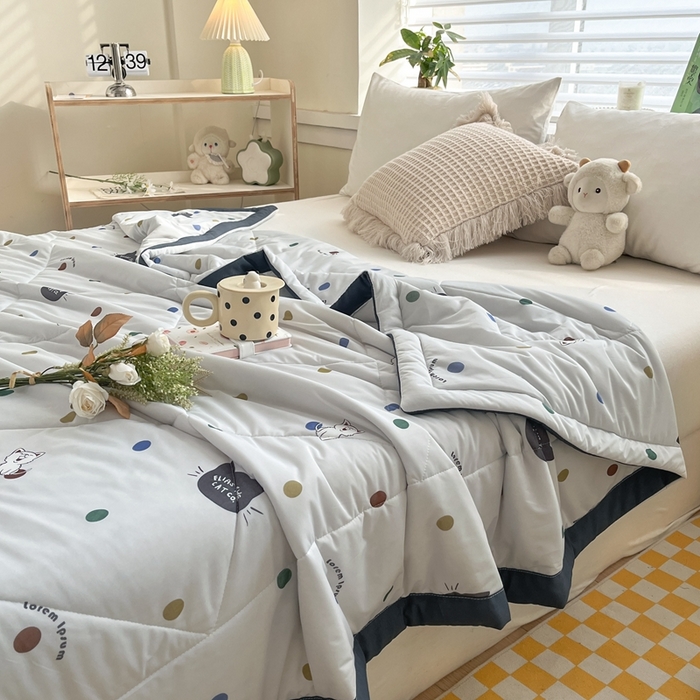 91家纺网 家纺一手货源 找家纺 帕拉美拉 2026新款A类印花冰凉丝凉感丝手包大宽边夏被 酷酷猫