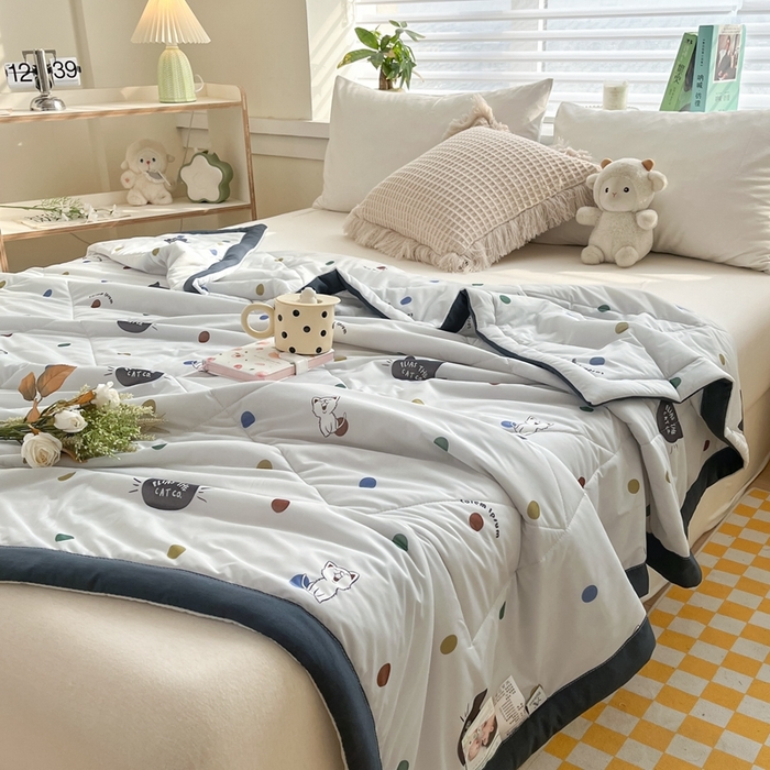 91家纺网 家纺一手货源 找家纺 帕拉美拉 2026新款A类印花冰凉丝凉感丝手包大宽边夏被 酷酷猫