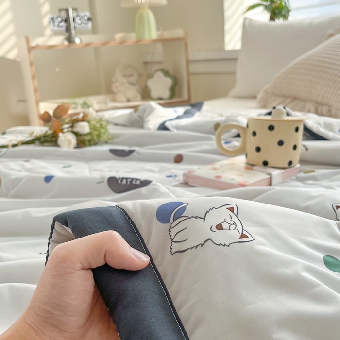 91家纺网 家纺一手货源 找家纺 帕拉美拉 2026新款A类印花冰凉丝凉感丝手包大宽边夏被 酷酷猫