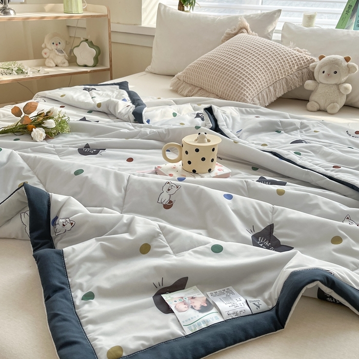 91家纺网 家纺一手货源 找家纺 帕拉美拉 2026新款A类印花冰凉丝凉感丝手包大宽边夏被 酷酷猫