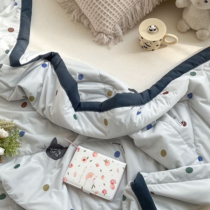 91家纺网 家纺一手货源 找家纺 帕拉美拉 2026新款A类印花冰凉丝凉感丝手包大宽边夏被 酷酷猫