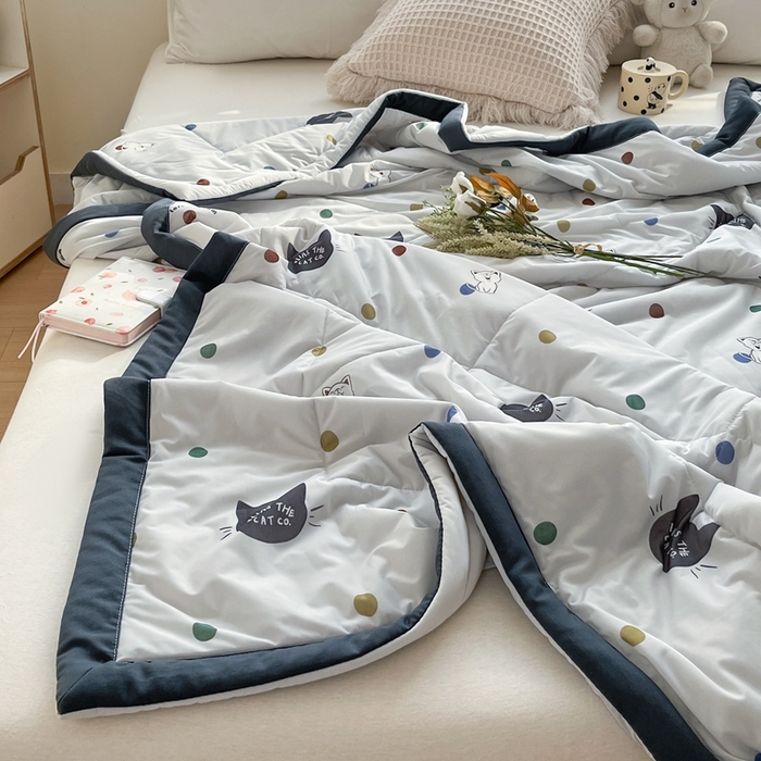 91家纺网 家纺一手货源 找家纺 帕拉美拉 2026新款A类印花冰凉丝凉感丝手包大宽边夏被 酷酷猫