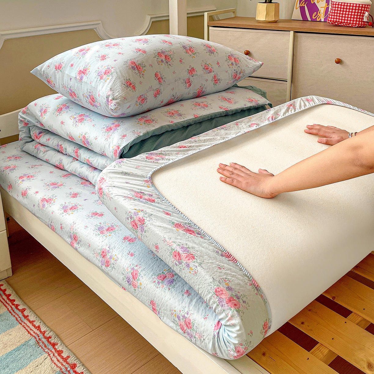 91家纺网 家纺一手货源 找家纺 纽缦家纺 2026新款云感提花双层纱学生床韩版床单床笠三四件套 清风与雾蓝