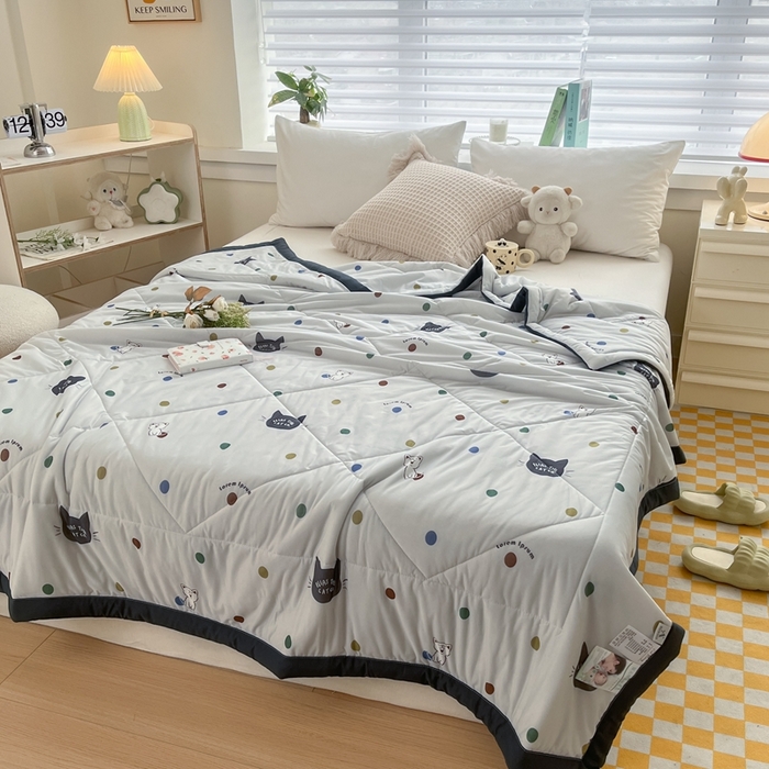 91家纺网 家纺一手货源 找家纺 帕拉美拉 2026新款A类印花冰凉丝凉感丝手包大宽边夏被 酷酷猫