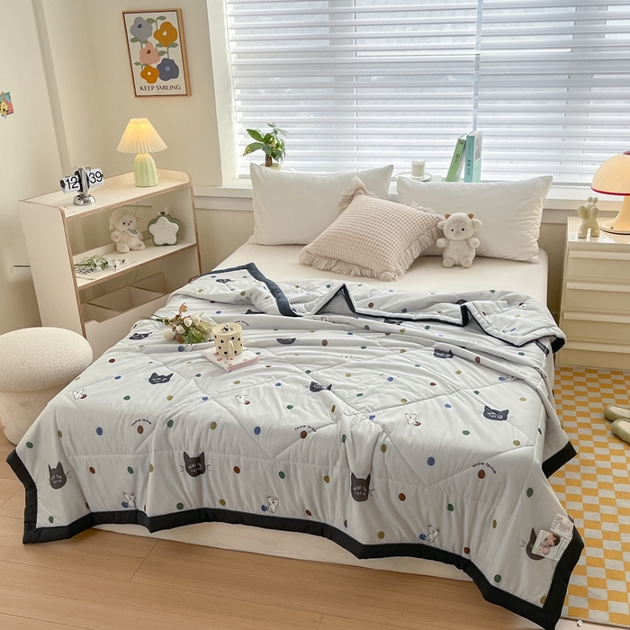 91家纺网 家纺一手货源 找家纺 帕拉美拉 2026新款A类印花冰凉丝凉感丝手包大宽边夏被 酷酷猫