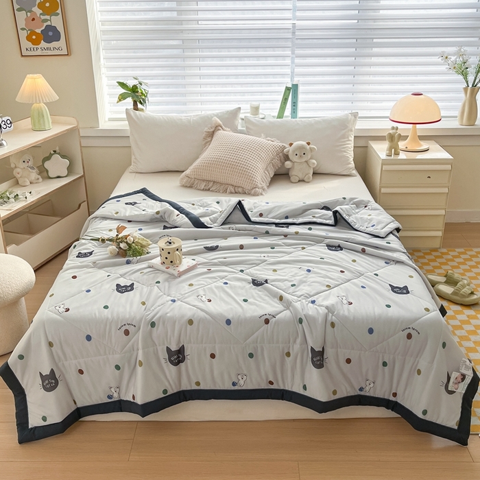 91家纺网 家纺一手货源 找家纺 帕拉美拉 2026新款A类印花冰凉丝凉感丝手包大宽边夏被 酷酷猫