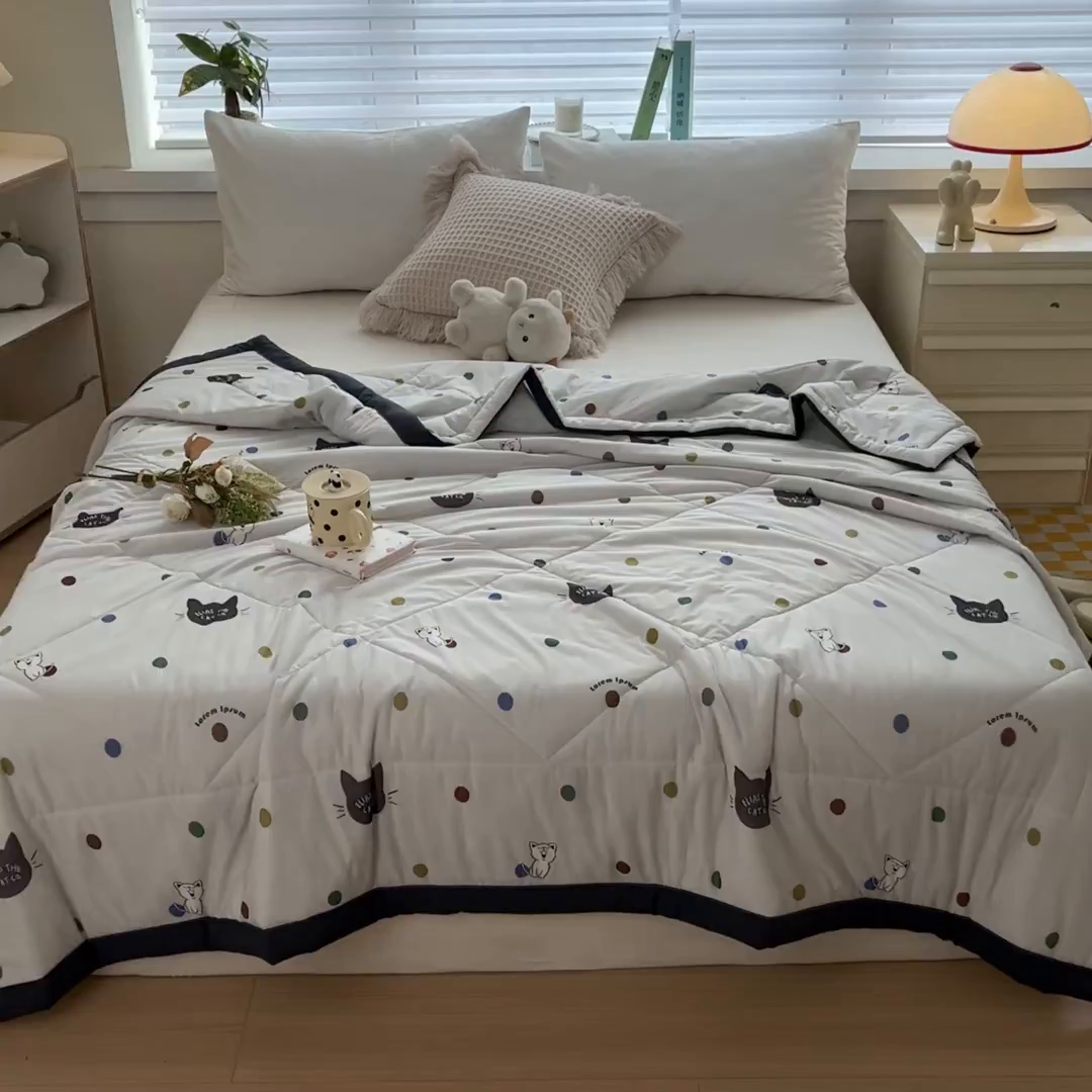 91家纺网 家纺一手货源 找家纺 帕拉美拉 2026新款A类印花冰凉丝凉感丝手包大宽边夏被 酷酷猫